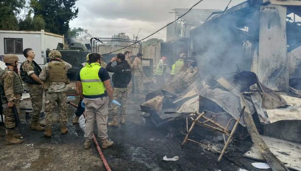 Soldados y rescatistas se reúnen en el lugar de un ataque aéreo israelí contra un puesto del ejército libanés en Amriyeh, en el sur del Líbano