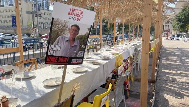 Mesa, con 250 sillas vacías que simboliza a los rehenes secuestrados por Hamás, en Tel Aviv