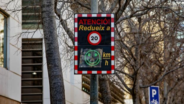 Los radares pedagógicos suelen informar de la velocidad sin multas



Foto Laura Guerrero/Ajuntament de Bcn.