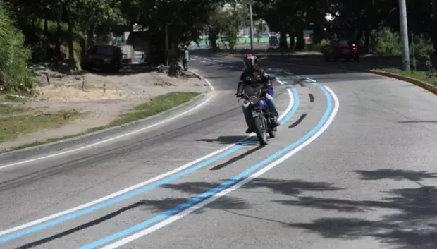 Los carriles azules protegen a los motociclistas