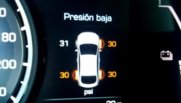 Atención a los avisos de los coches por baja presión en alguna rueda