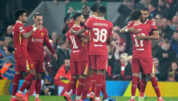 Los futbolistas del Liverpool celebran un gol ante el Bayer Leverkusen en Champions