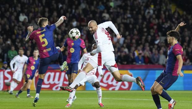 Ajorque remata de cabeza en el partido frente al Barcelona