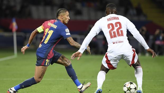 Raphinha pelea por el balón con Haidara