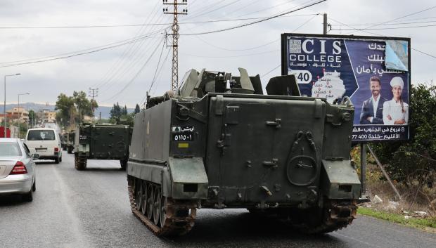 Las tropas del Ejército libanés patrullan la carretera principal al sur del río Litani en Qasmiye, cerca de la ciudad portuaria de Tiro