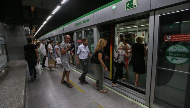 Viajeros subiendo a uno de los trenes del Metro de Sevilla