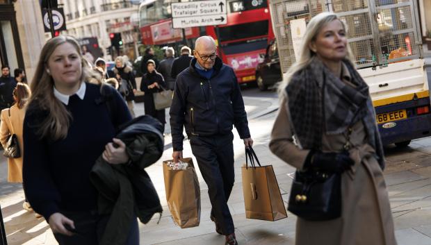 London (United Kingdom), 26/11/2024.- People walk along Regent Street as they do their Black Friday shopping in London, Britain, 26 November 2024. The British Retail Consortium has warned that the recent slow down of price decreases and higher energy costs could mean that households have less to spend when considering their Christmas shopping. (Reino Unido, Londres) EFE/EPA/TOLGA AKMEN