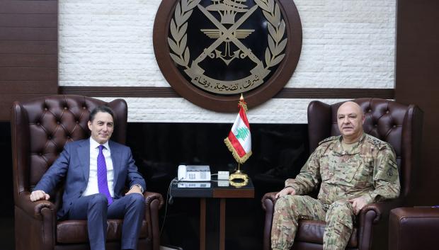 Amos Hochstein junto al comandante de las Fuerzas Armadas de Líbano Joseph Aoun