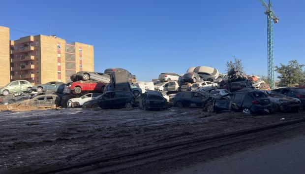 Descampado con coches apilados en Paiporta, Valencia