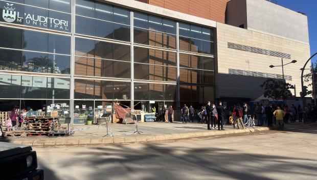 Auditorio Municipal de Paiporta donde la parte de abajo se ha convertido en un centro de recogida de alimentos