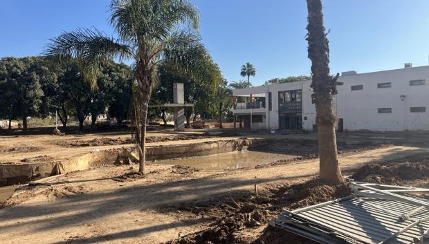 Piscina Municipal descubierta de Paiporta cubierta de barro y lodo