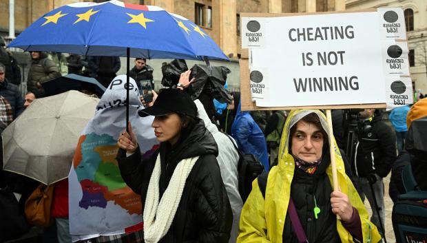 Manifestantes georgianos protestan ante los cuestionados resultados de las elecciones del pasado agosto