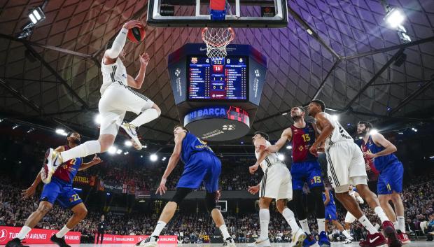 El alero croata del Real Madrid Mario Hezonja durante el partido de Euroliga que Barça y Real Madrid disputaron este jueves en el Palau Blaugrana