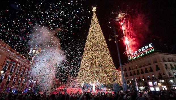 Se ha estrenado nuevo diseño de árbol de Navidad en la Puerta del Sol. Miles de personas han disfrutado del nuevo encendido, además de danzas, conciertos, y un festival de pirotecnia. Estas luces se podrán disfrutar hasta el próximo 6 de enero de 2025.