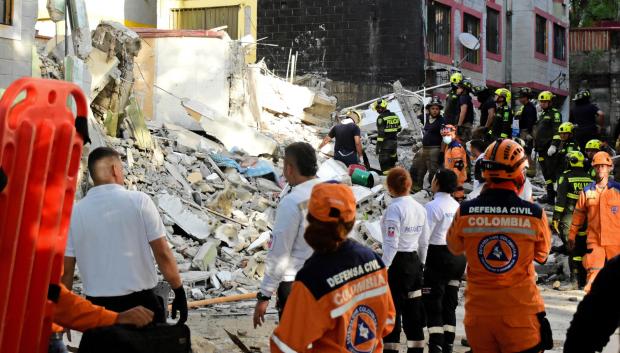 Los bomberos realizando labores de búsqueda en Barranquilla