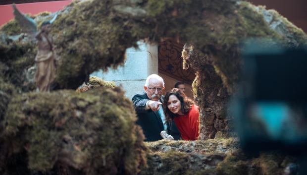 La presidenta de la Comunidad de Madrid, Isabel Díaz Ayuso, y el presidente de la Federación Española de Belenistas, Eugeni Barandalla