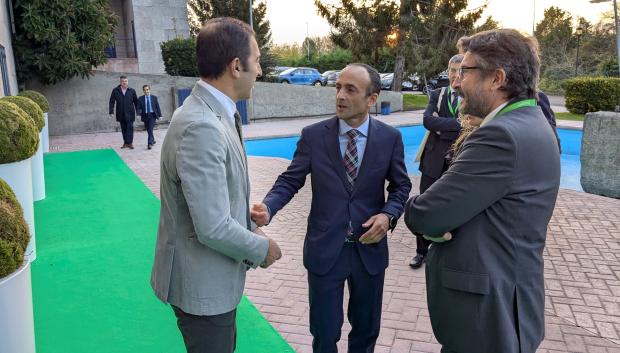 El presidente del Puerto de Ferrol-San Cibrao, Francisco Barea, recibe a los invitados del foro