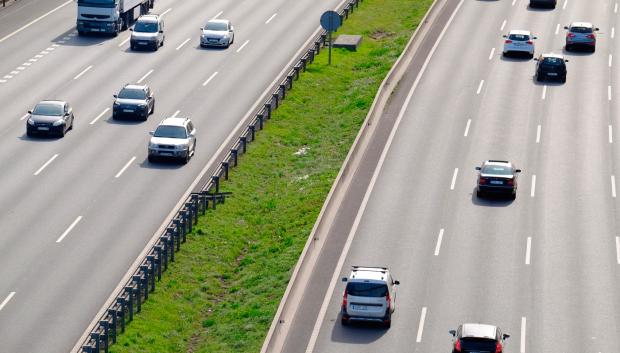 Sobrepasar otro coche en autopista también se considera adelantamiento