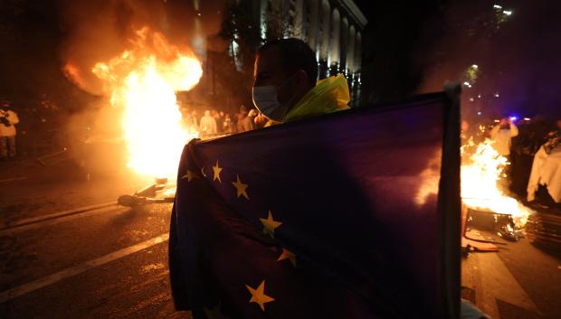 Un hombre con una bandera de la Unión Europea en las protestas