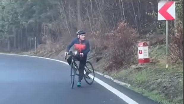 El ciclista entra en estado de pánico, como es natural