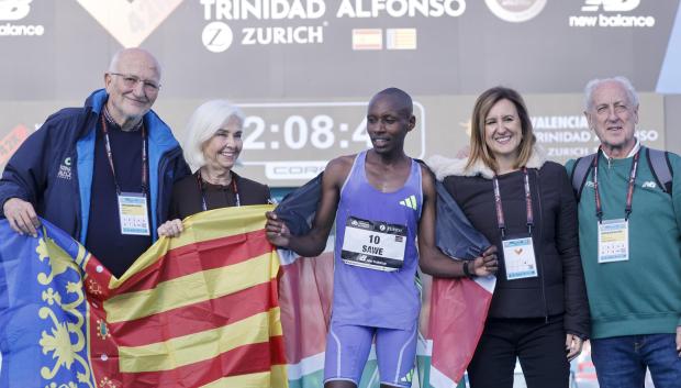 La alcaldesa de Valencia, María José Catalá (2d) y el presidente de Mercadona, Joan Roig (i) junto con el ganador, el keniata Sabastian Sawe (c) durante la cuadragésima cuarta edición de la Maratón Valencia Trinidad Alfonso