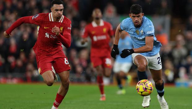 Alexander-Arnold pelea por un balón con Matheus Nunes