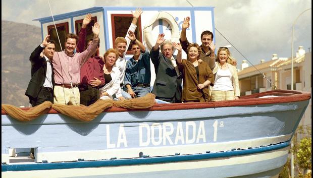 HOMENAJE A LA SERIE DE TELEVISION "VERANO AZUL" EN NERJA
EN LA FOTO, ANTONIO MERCERO, MARIA GARRALON, PILAR TORRES, CRISTINA TORRES, JUANJO ARTERO, JOSE LUIS FERNANDEZ, GERARDO GARRIDO, MIGUEL ANGEL VALERO Y MIGUEL JOVEN SALUDANDO DESDE EL BARCO "LA DORADA 1»"
CC / © Korpa
25/03/2001
NERJA *** Local Caption *** TRIBUTE TO TV SHOW "VERANO AZUL"
PICTURED, ANTONIO MERCERO, MARIA GARRALON, PILAR TORRES, CRISTINA TORRES, JUANJO ARTERO, JOSE LUIS FERNANDEZ, GERARDO GARRIDO, MIGUEL ANGEL VALERO AND MIGUEL JOVEN IN NERJA