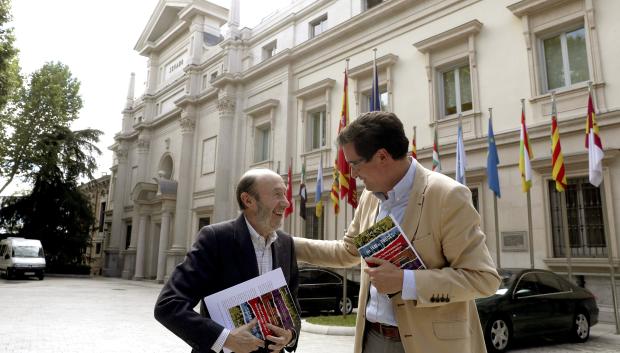 Óscar López acompañado por el exsecretario general de los socialistas, Alfredo Pérez Rubalcaba