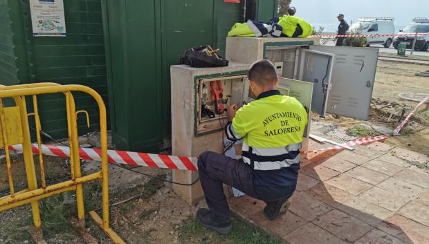 Cortándole el suministro de luz y agua