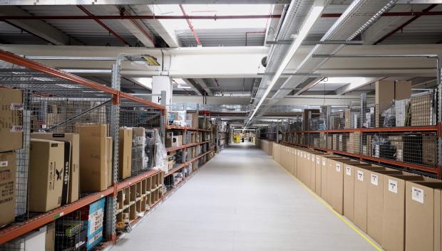 Cajas de cartón para preparar pedidos, en el interior de las instalaciones del Centro Logístico de Amazon