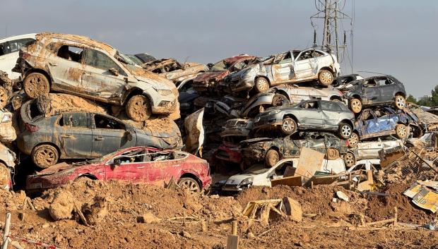 Coches apilados en Paiporta (Valencia) tras la DANA