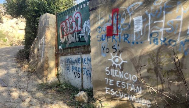 Una de las paredes de la fábrica abandonada llena de grafitis espeluznantes