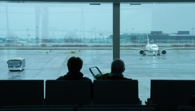 (Foto de ARCHIVO)
Dos personas esperan sentadas frente a un avión aparcado en la pista del aeropuerto de El Prat, a 19 de enero de 2023, en el Prat de Llobregat, Barcelona, Catalunya (España). Vueling ya ha introducido el sistema de reconocimiento facial que permite a los pasajeros evitar sacar su documentación desde el control de seguridad hasta acceder a su vuelo y agilizar así el proceso de embarque. La compañía se ha definido como la "primera aerolínea" en desarrollar el reconocimiento facial voluntario en España, un mecanismo en funcionamiento en los aeropuertos de Barcelona, Madrid, Palma de Mallorca, Menorca e Ibiza.

David Zorrakino / Europa Press
19 ENERO 2024;BARCELONA;CATALUNYA;VUELING;AERPUERTO DEL PRAT;RECONOCIMIENTO FACIAL
19/1/2024