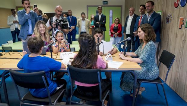 Isabel Díaz Ayuso, visita el Colegio público de Educación Infantil y Primaria San Juan Bautista