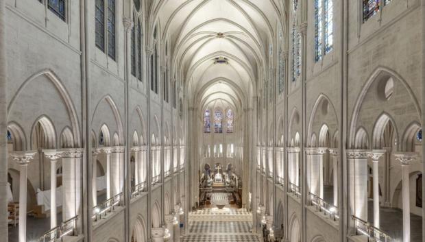 El luminoso interior de la catedral ha recuperado el blanco original de su piedra