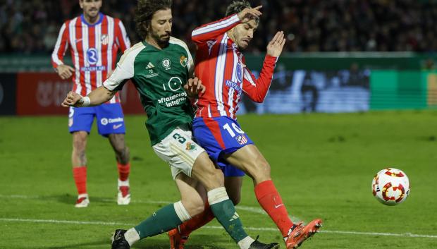 Ángel Correa disputa un balón con el defensa del Cacereño Javi Barrio