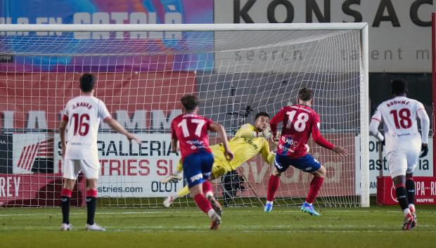 El guardameta del Sevilla Álvaro Fernández detiene el penalti del delantero del Olot