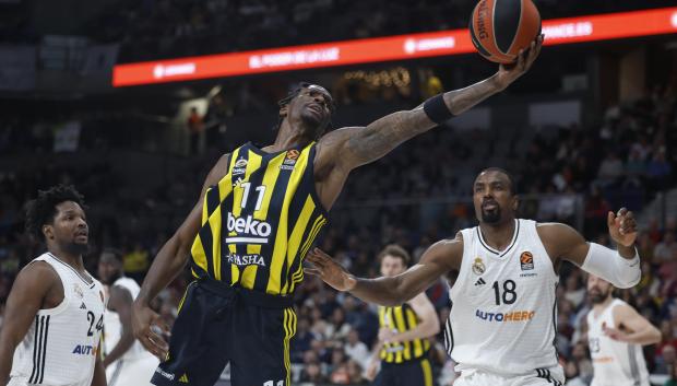 El alero del Fenerbahce Nigel Hayes-Davis intenta salvar un balón entre Serge Ibaka y Andrés Feliz