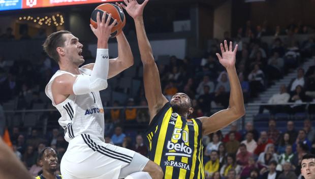 El alero croata del Real Madrid Mario Hezonja entra a canasta defendido por Bonzie Colson, del Fenerbahce