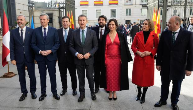 MADRID, 06/12/2024.- Los miembros del Partido Popular (de i a d) Jorge Azcón, Alfonso Rueda, Alfonso Fernández Mañueco, Alberto Núñez-Feijóo, Fernando Miras, Isabel Díaz Ayuso, Cuca Gamarra y Miguel Tellado a su llegada al Congreso de los Diputados con motivo de la celebración del Día de la Constitución, este viernes en Madrid. EFE/ Borja Sanchez-trillo