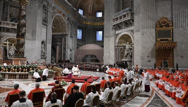 Los cardenales asisten sentados a la celebración del Consistorio Ordinario Público para la creación de nuevos cardenales, en la Basílica de San Pedro del Vaticano