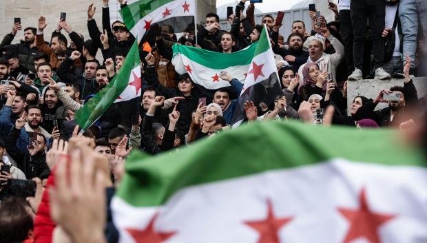 Istanbul (Turkey), 08/12/2024.- Supporters of the Syrian opposition residing in Turkey celebrate the rebel take over of Damascus at Fatih Mosque in Istanbul, Turkey, 08 December 2024. Syrian rebels entered Damascus on 08 December 2024 and announced in a televised statement the 'Liberation of the city of Damascus and the overthrow of Bashar al-Assad,' as well as the release of all the prisoners. The rebels also urged the Syrian armed forces to leave Syrian public institutions, which will stay under the control of the outgoing Syrian prime minister until the official handover ceremony. (Siria, Turquía, Damasco, Estanbul) EFE/EPA/ERDEM SAHIN