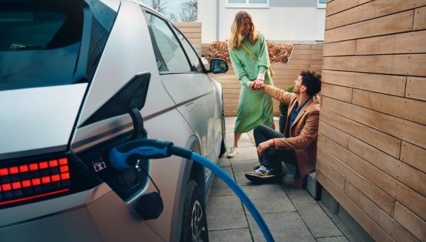 Coche eléctrico enchufado a la red de carga