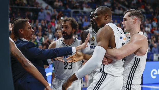 MADRID, 08/12/2024.- El pívot del Real Madrid Serge Ibaka (2d) es descalificado este domingo, durante un partido de baloncesto de la Liga Endesa, entre el Real Madrid y el Unicaja, en Madrid. EFE/ Daniel González