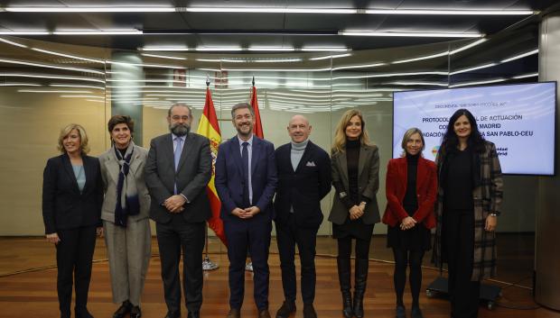 Firma del convenio para el documental de Gregorio Ordoñez dirigido por Iñaki Arteta