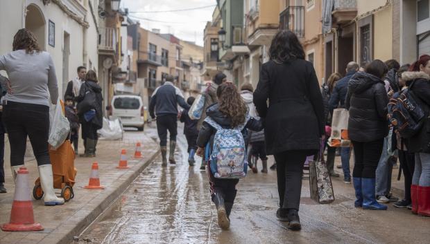 Una niña con su madre sale del colegio 'La Inmaculada', el primero en abrir tras la DANA