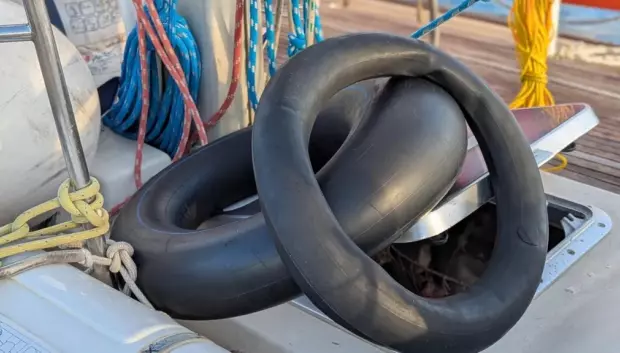 La joven llevaba un chaleco salvavidas y dos ruedas alrededor de su cintura.