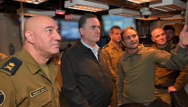 El ministro de Defensa israelí, Israel Katz junto a militares en el centro de mando