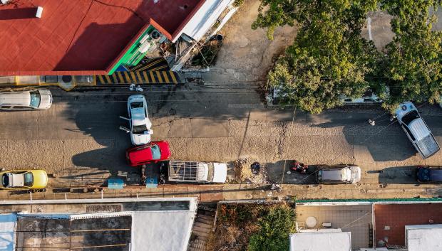 Fotografía aérea de peritos forenses en la zona donde asesinaron al magistrado del Tribunal Superior de Justicia del estado de Guerrero Edmundo Román Pinzón
