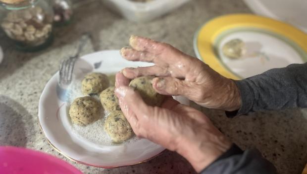 Paso 5: amasar la carne con las manos y rebozar por las claras previamente batidas